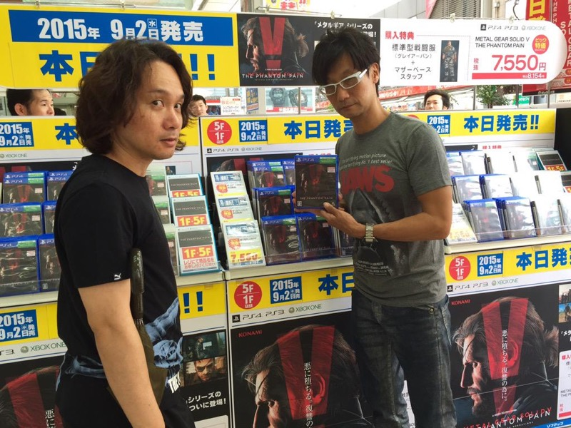Illustration for article titled Hideo Kojima Sneaks Out, Signs Autographs